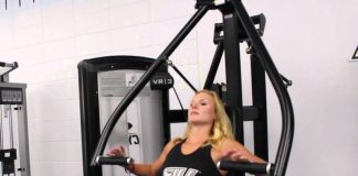 esercizi pettorali chest press
