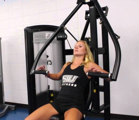 esercizi pettorali chest press