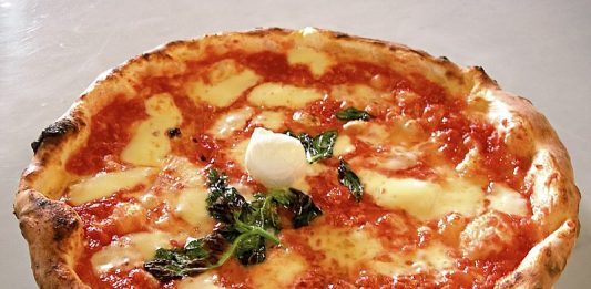 mangiare pizza la sera