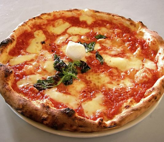 mangiare pizza la sera