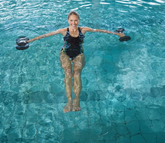 Nuoto e palestra: come praticarli insieme? pesi nel nuoto