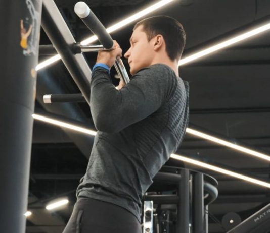 Chin up: esecuzione in palestra chin up esercizio