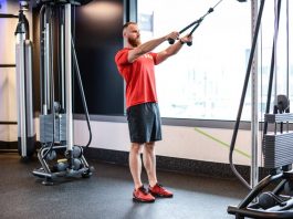 tirata al petto con cavo alto