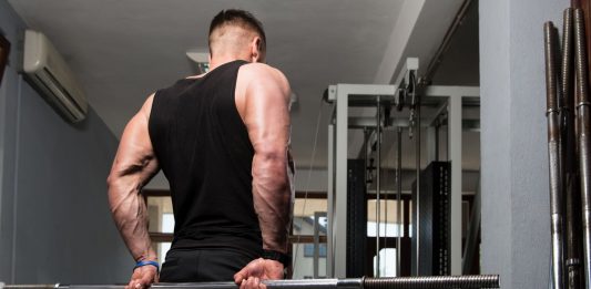 flessione-polsi-bilanciere-dietro-la-schiena-1